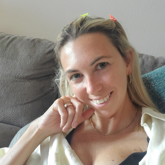 Meet posher Samantha - Picture 1 of 4